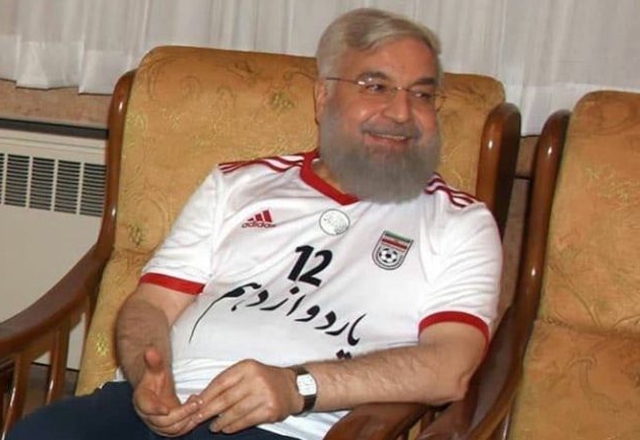 بالصور – فرحة الرئيس الايراني بعد تسجيل الهدف في مباراة إيران والمغرب