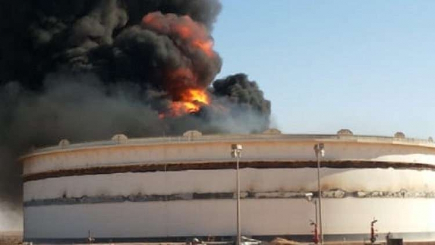 احتراق مئات الاف براميل النفط في ميناء راس لانوف في ليبيا!