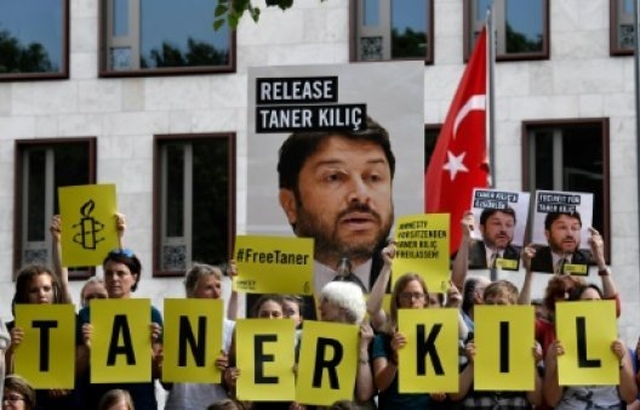  تركيا.. محكمة تأمر بمواصلة احتجاز مدير منظمة العفو الدولية في البلاد
