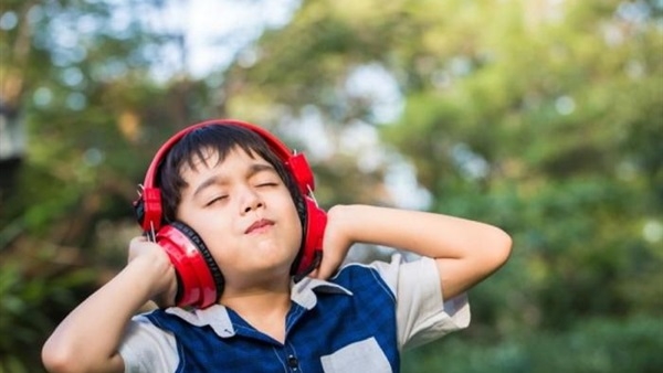 دراسة تحذر الأطفال من استماع الموسيقى بسماعات الأذن!