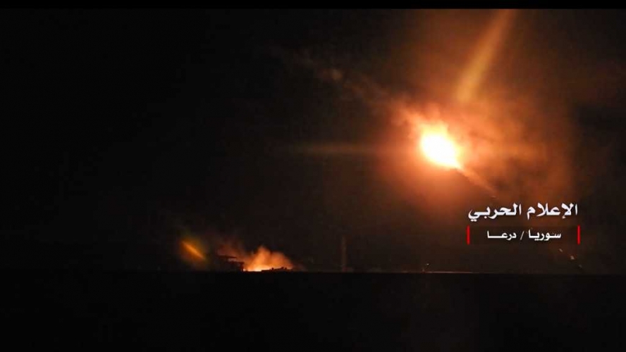 شاهد كيف يستهدف الجيش السوري مواقع المسلحين ليلا في درعا