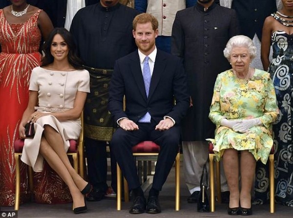 مراقبون : تصرف ماركل أثناء جلوسها بجانب الملكة إليزابيث 