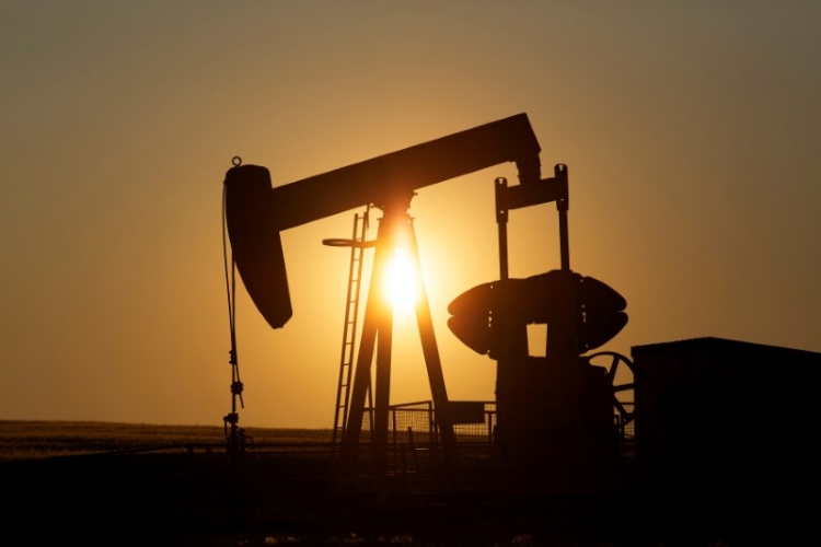النفط يرتفع مع إعلان ليبيا القوة القاهرة وتباطؤ الطلب يحد المكاسب