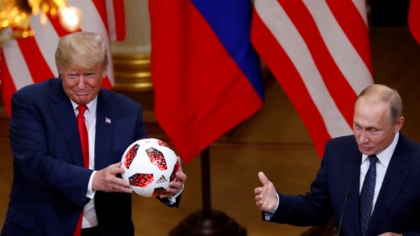 بالفيديو ..بوتين يهدي كرة القدم المعتمدة في كأس العالم إلى الرئيس الأمريكي دونالد ترامب