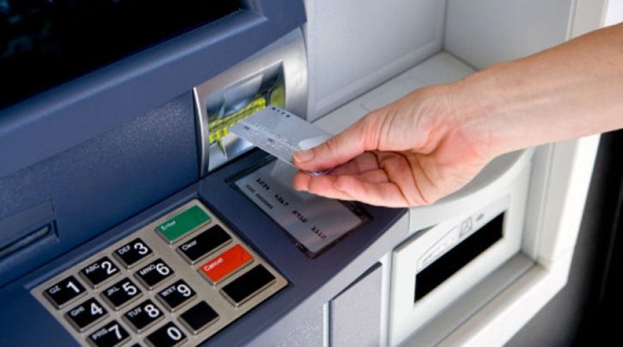 ضبط أشخاص يزورون بطاقات صراف لسرقة الرواتب