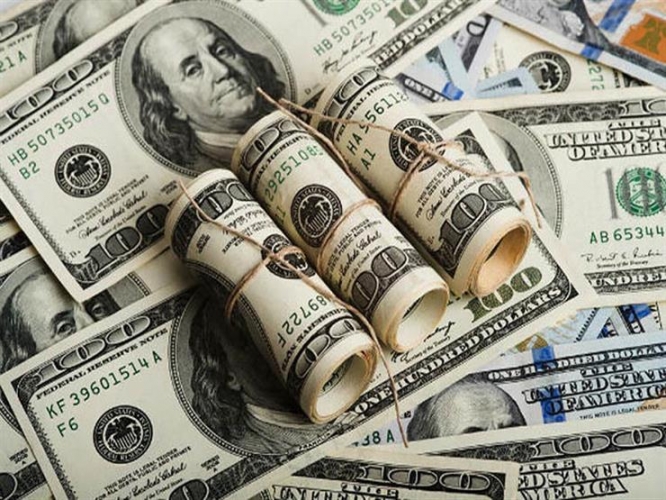 الدولار دون أعلى مستوى في عام بعد انتقاد ترامب لـ«السياسة النقدية»