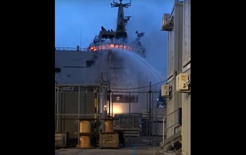 بالفيديو... اندلاع حريق داخل سفينة إيطالية
