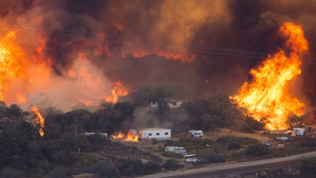 النيران لا تزال مشتعلة في كاليفورنيا لأكثر من خمسة أيام