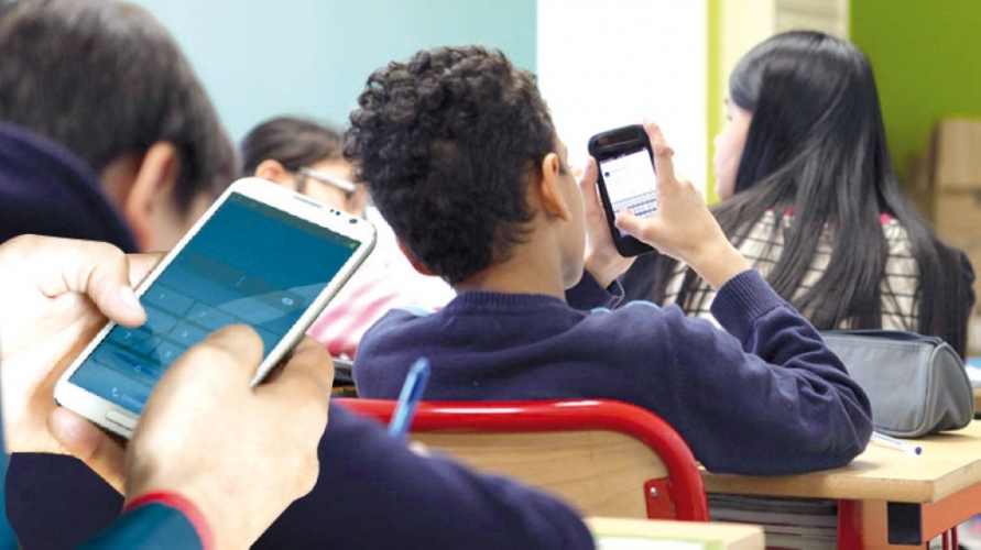 فرنسا تحظر الهواتف المحمولة في المدارس