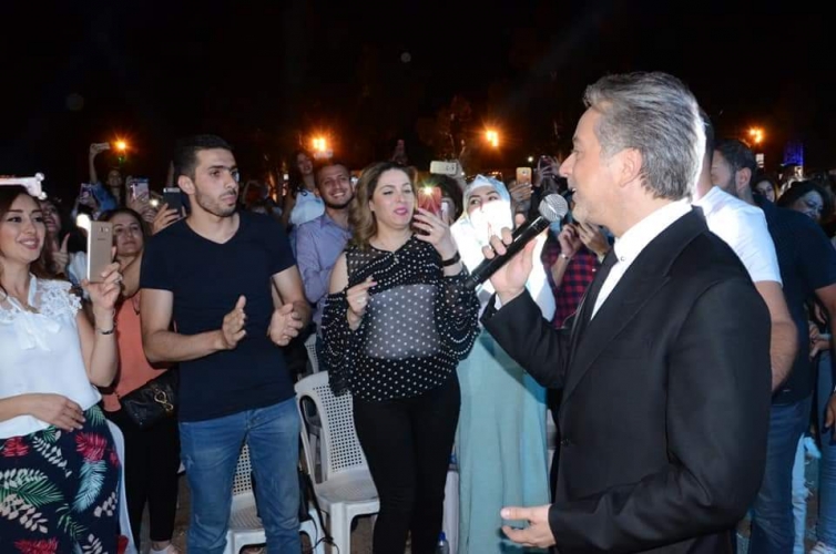 شاهد.. مروان خوري يقدم التحية على طريقته لجمهوره السوري في قلعة دمشق 