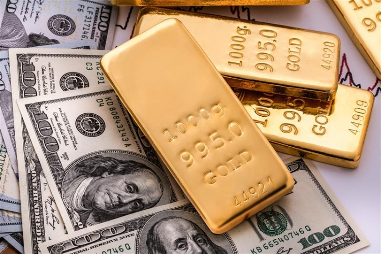 ارتفاع الذهب مع تراجع الدولار وسط إقبال على الشراء بدعم انخفاض السعر