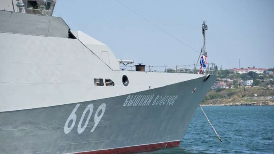 روسيا تعزز سفنها قبالة ساحل سوريا بحاملة صواريخ 