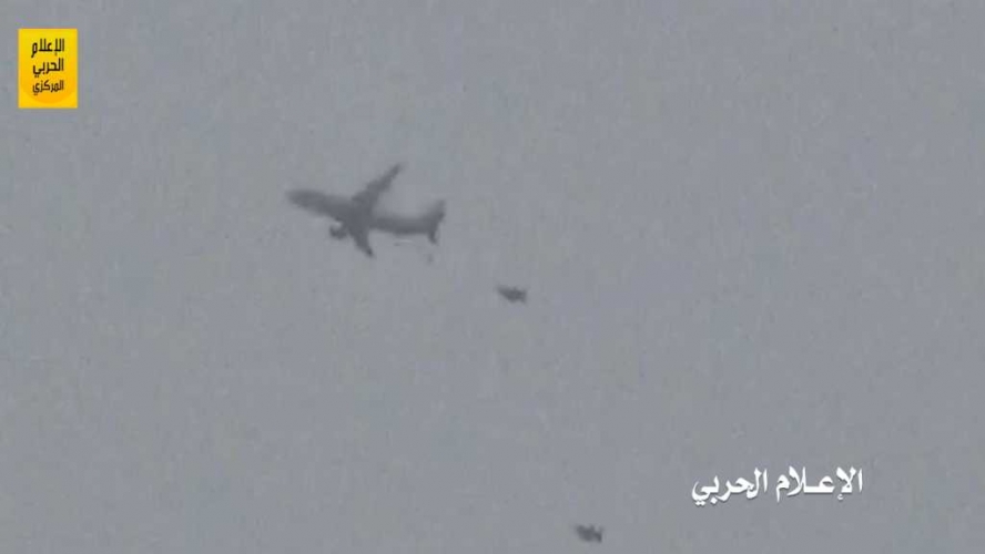 شاهد.. طائرة امريكية تزود طائرات العدوان السعودي بالوقود في الجو قبالة السواحل اليمنية