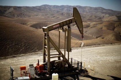 تراجع النفط مع انحسار مخاطر عاصفة أمريكية وعقوبات إيران تلوح في الأفق