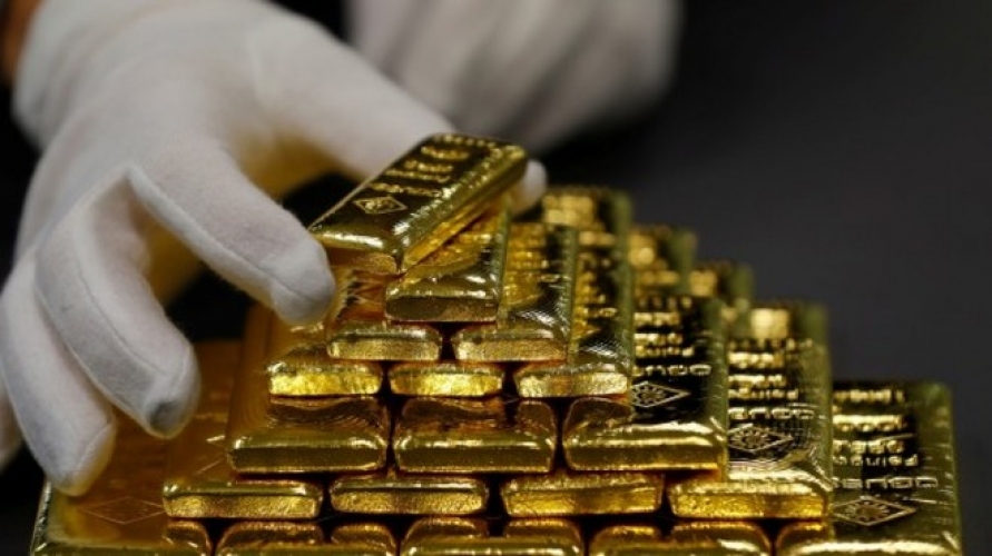 الذهب يرتفع مع تراجع الدولار مقابل الين وسط توترات تجارية
