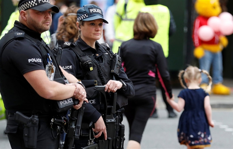 الشرطة البريطانية تتعامل مع حادث كبير وسط بلدة بارنسلي بإنكلترا