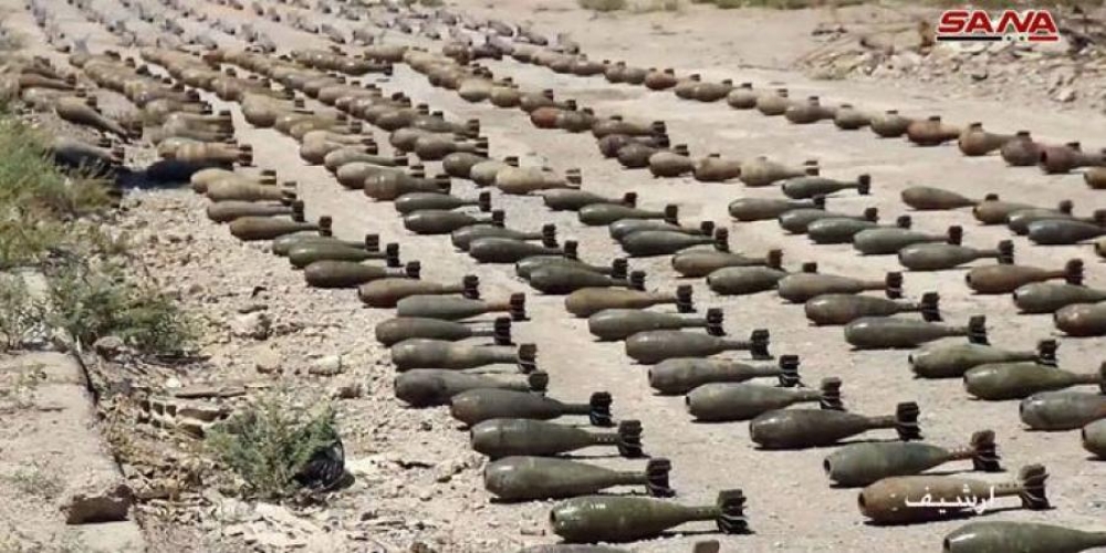  أسلحة وذخائر وأجهزة اتصال فضائية من مخلفات إرهابيي “داعش” في ريف الميادين بدير الزور