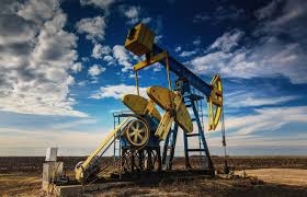النفط يرتفع بدعم انخفاض المخزونات الأمريكية ومخاوف المعروض