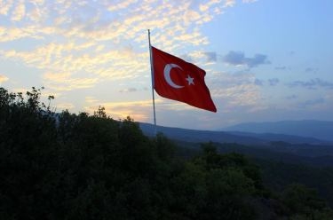 أمر لا يصدق و  لأول مرة حرق العلم التركي في إدلب – فيديو
