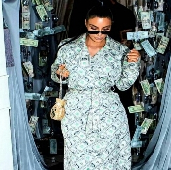كيم كاردشيان مغطاة بالدولارات