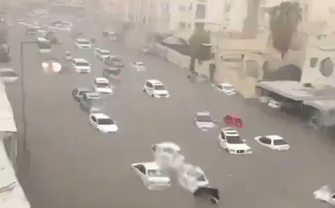 بالفيديو..السيول تجتاج الدوحة القطرية 