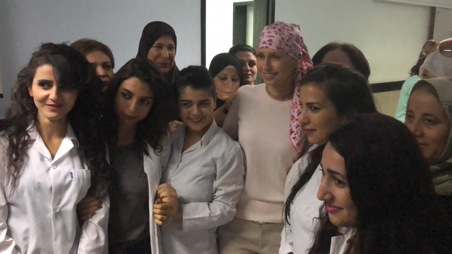 السيدة أسماء الأسد تلتقي السيدات اللواتي يجرين فحوصات ضمن حملة سرطان الثدي