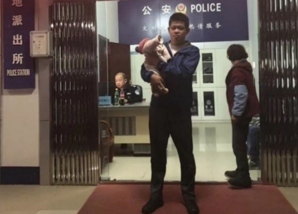 جنون الآباء يدفع رجل لبيع ابنته الرضيعة