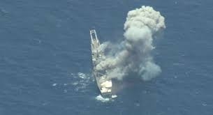 تدمير سفينة القوات البحرية الأمريكية بالصواريخ والطوربيدات (فيديو)