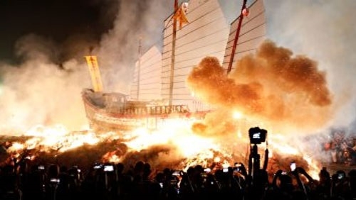 مهرجان حرق القوارب الضخمة جنوبي تايوان