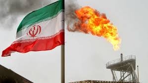 النفط ينخفض بفضل استثناءات عقوبات إيران