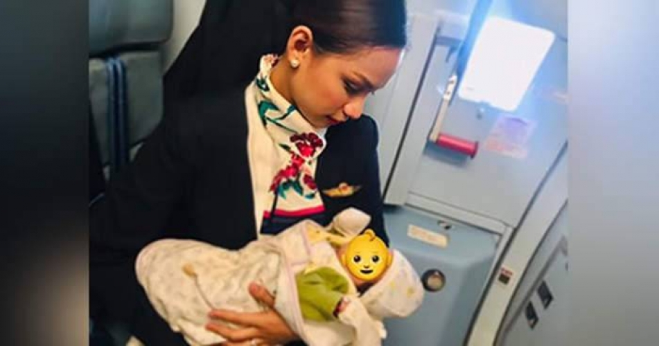 مضيفة طيران ترضع طفلة في الجو 