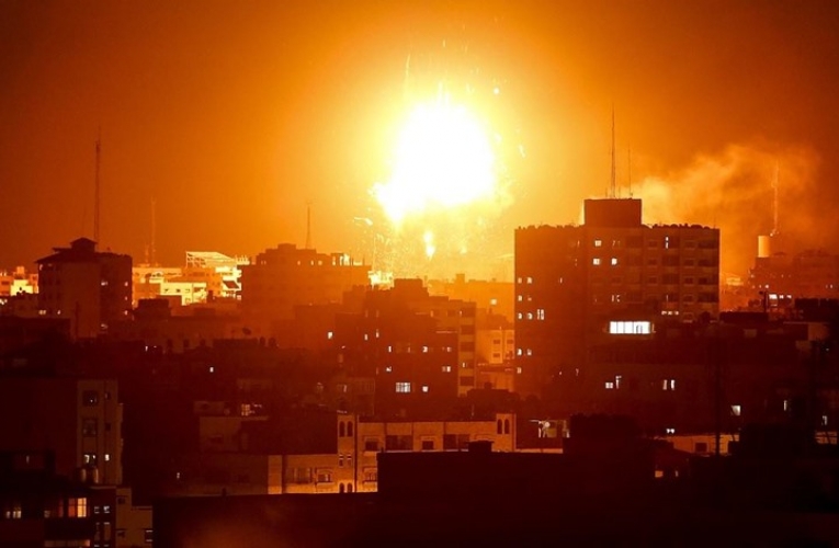 طائرات الاحتلال الحربية تدمر مقر قناة الاقصى الفضائية وسط مدينة غزة