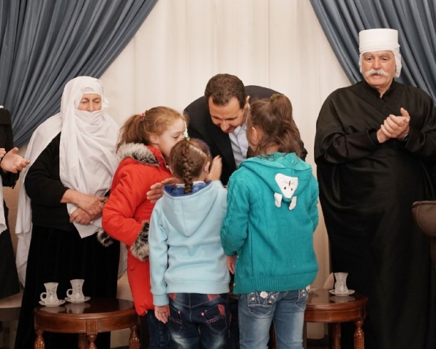 بالصور - الرئيس الأسد يستقبل مخطوفي السويداء المحررين و عائلاتهم