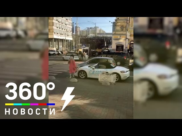 بالفيديو.. فتاة تعتدي على سيارة وتحطمها بالفأس في كييف