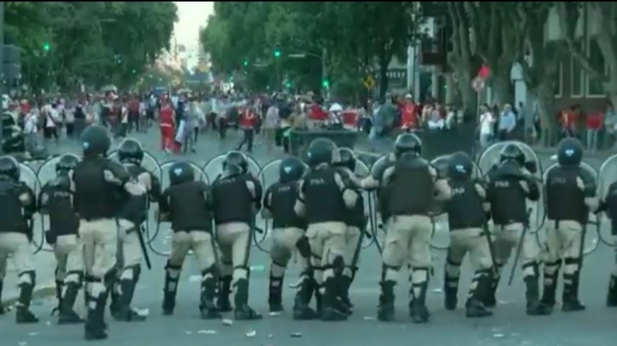 بالفيديو .. الجيش الأرجنتيني في الشوارع المحيطة بالمونيمنتال في مواجهات مع جمهور ريفربليت