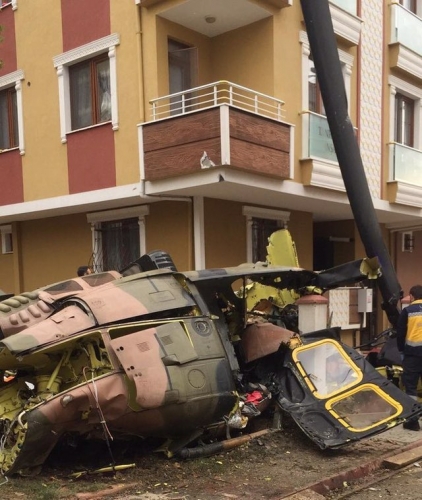 سقوط مروحية للجيش التركي على حي سكني