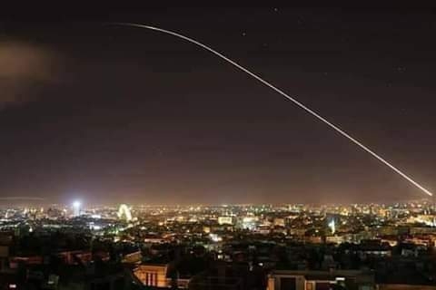 بالفيديو.. الدفاعات الجوية تتصدى لعدوان على ريف دمشق وأنباء عن إسقاط بعض الاهداف