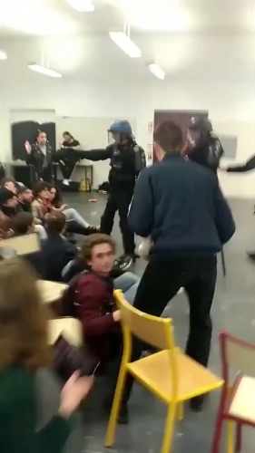  و كأنك في السعودية ... بالفيديو المخابرات الفرنسية تهاجم الطلاب داخل الجامعه