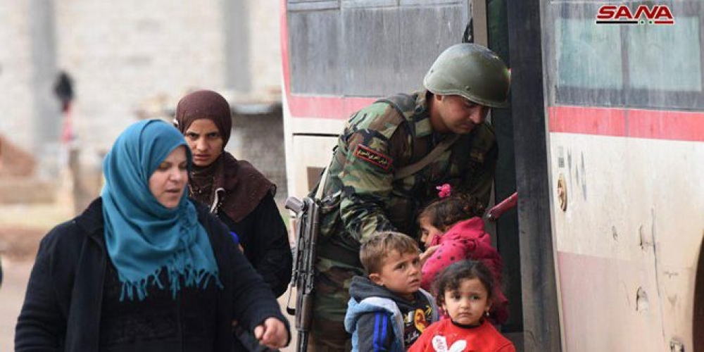 الجيش يؤمن خروج مئات المدنيين من مناطق انتشار التنظيمات الإرهابية في إدلب و دير الزور