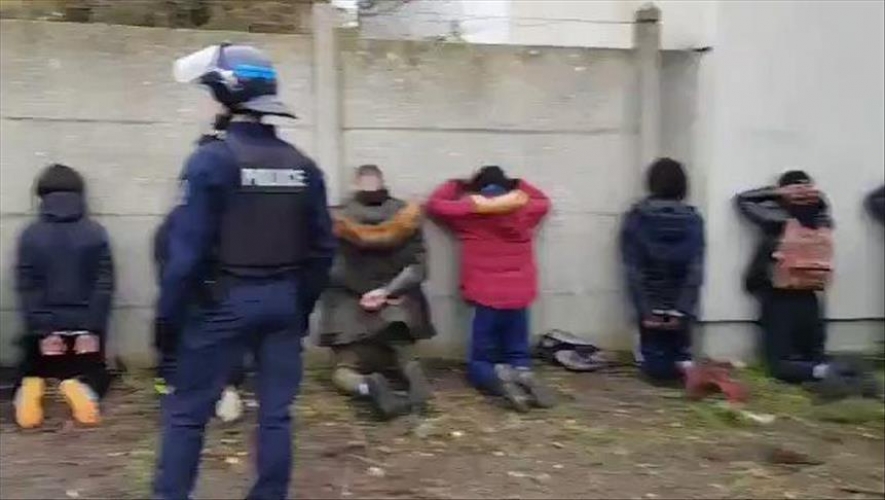  بالفيديو.. كيف تتعامل الشرطة الفرنسية مع الطلاب الموقوفين