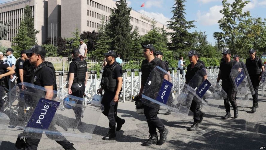 تركيا تشن حملة اعتقالات جديدة على العسكريين بتهمة الصلة بـ«غولن»