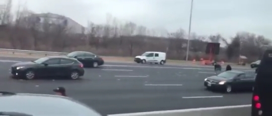 بالفيديو: توقف السير وحوادث في نيوجيرسي بسبب تطاير أموال!