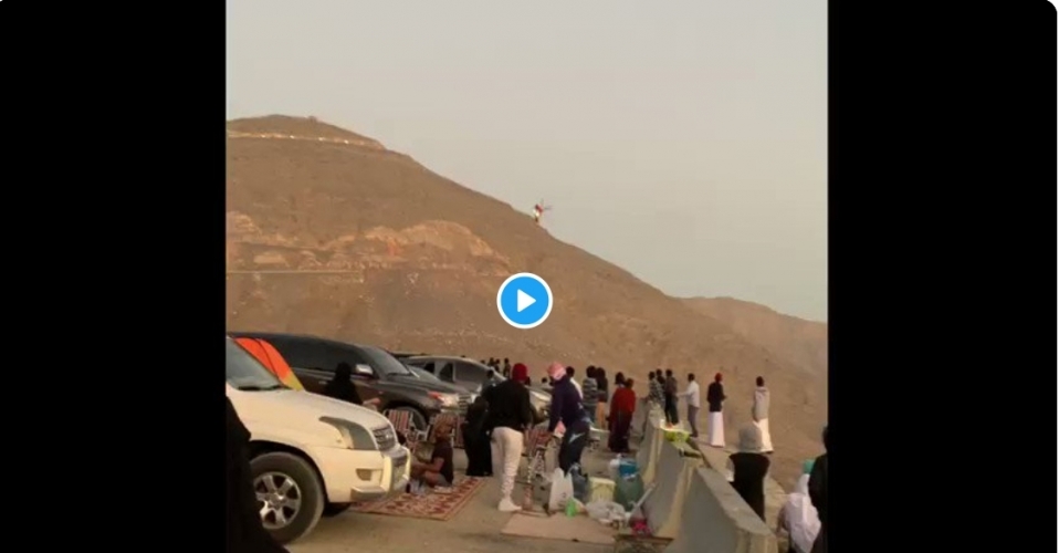 بالفيديو.. سقوط مروحية إنقاذ شمالي الإمارات ومصرع طاقهما