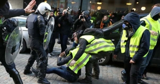 السترات الصفراء يواصلون احتجاجاتهم وشرطة فرنسا تعتقل أحد قادتهم