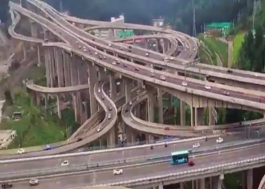 فيديو يصيبك بالدوار لعقدة جسور في الصين