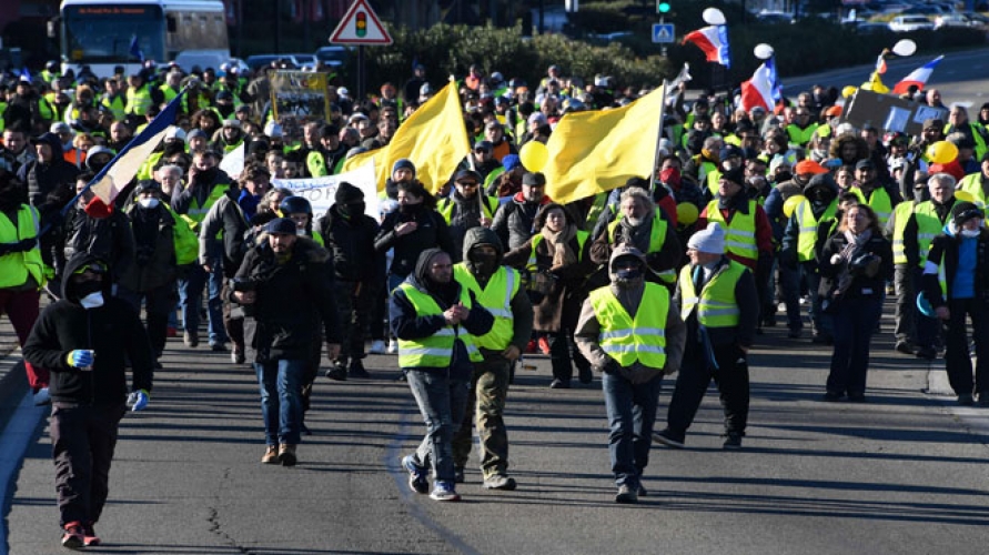 متظاهرو السترات الصفراء يطالبون باستقالة ماكرون