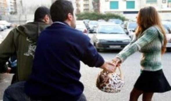 إلقاء القبض على شابين يسلبان حقائب النسوة عنوة في منطقة الميدان