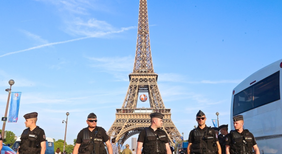  لهذه الأسباب .. السلطات الفرنسية تغلق برج إيفل و تأوي المشردين