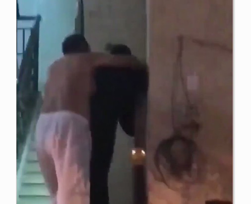  بالفيديو في مكة رجل يعتدي على سيدة و ناشطون يصورونه