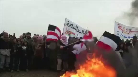  بالفيديو أعلام الاحتلال الفرنسي و الامريكي تحت أقدام المتظاهرين في الرقة و دير الزور